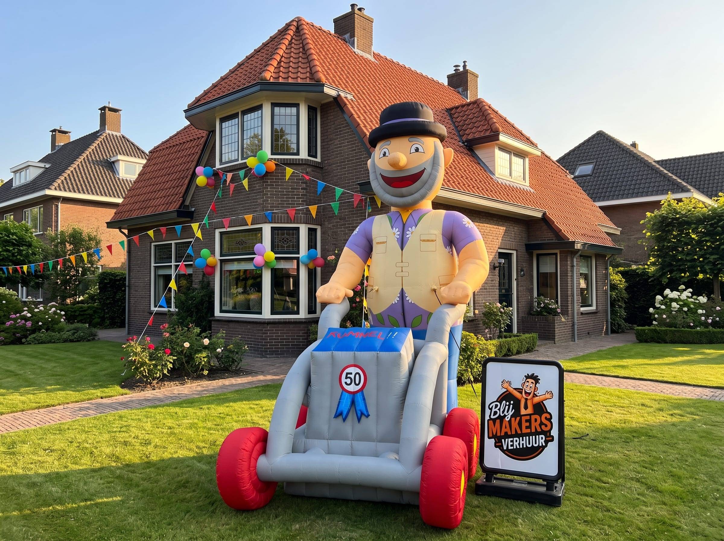 Abraham met rollator in een feestelijk versierde voortuin