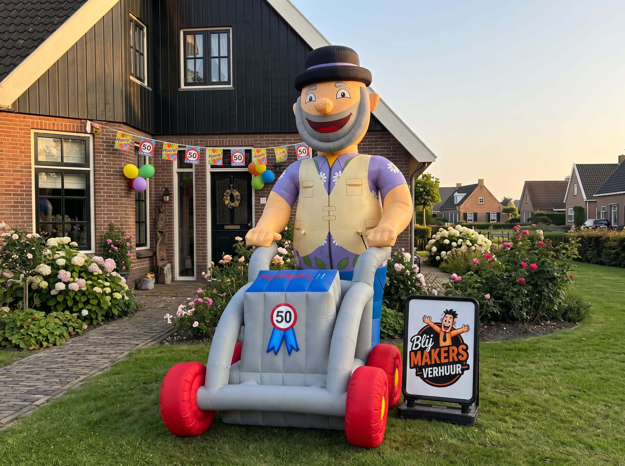 Abraham met rollator bij een dorpse woning