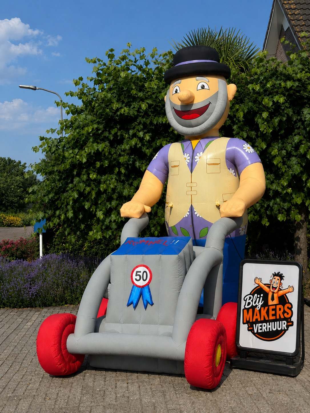 Abraham met rollator als staande opblaaspop met leeftijdsbord